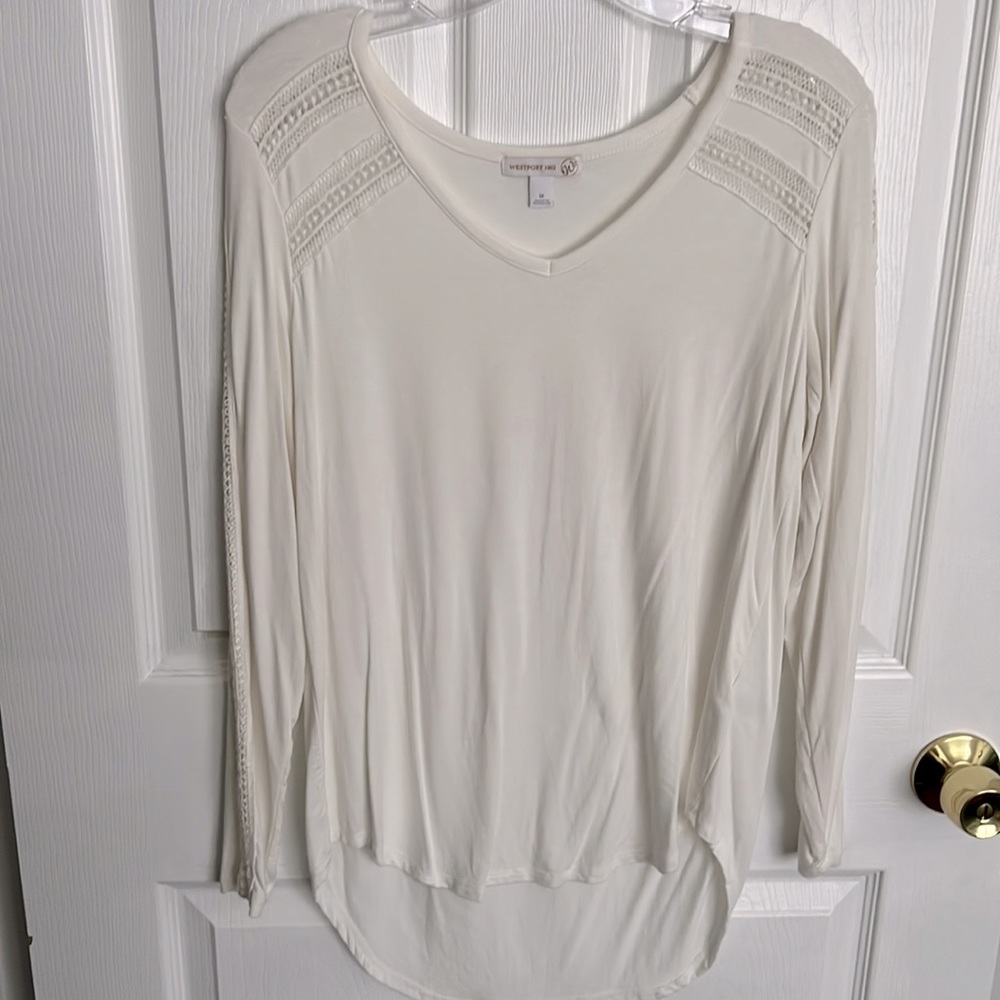 Westport Off-white long sleeve shirt with lace details on the shoulders/sleeves